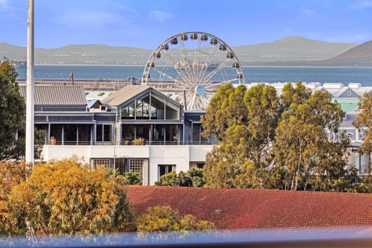 V&A Waterfront area with Ferris wheel and harbour views — Luxury Stays for Holidaymakers